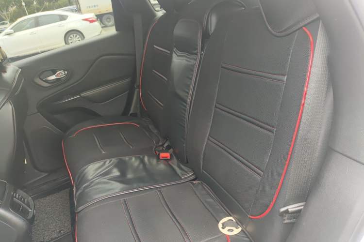 Used Jeep Cherokee 2014 2.4L Luxury Edition Left Rear Seat