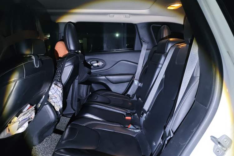 Used Jeep Cherokee 2014 2.4L Luxury Edition Left Rear Seat