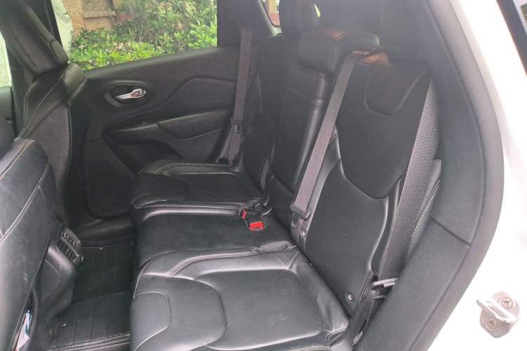 Used Jeep Cherokee 2014 2.4L Luxury Edition Left Rear Seat