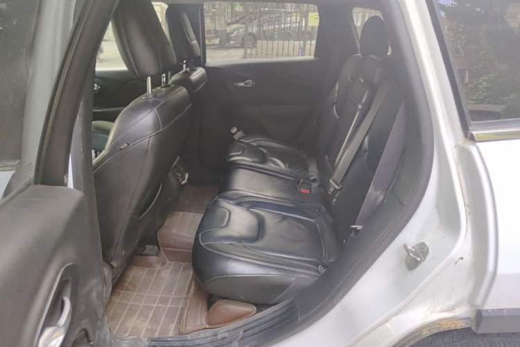 Used Jeep Cherokee 2014 2.4L Luxury Edition Left Rear Seat