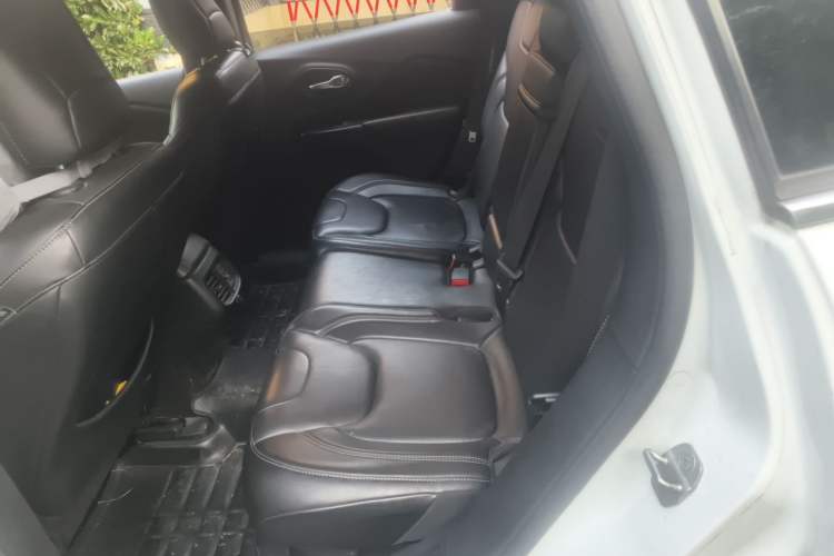 Used Jeep Cherokee 2014 2.4L Luxury Edition Left Rear Seat