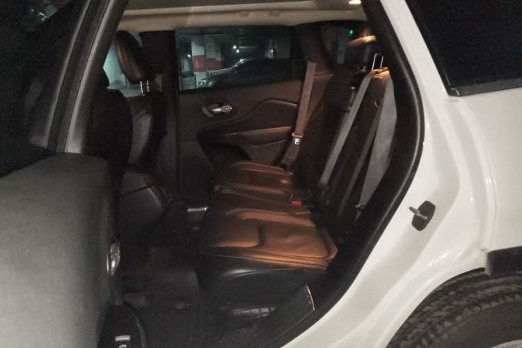 Used Jeep Cherokee 2014 2.4L Luxury Edition Left Rear Seat