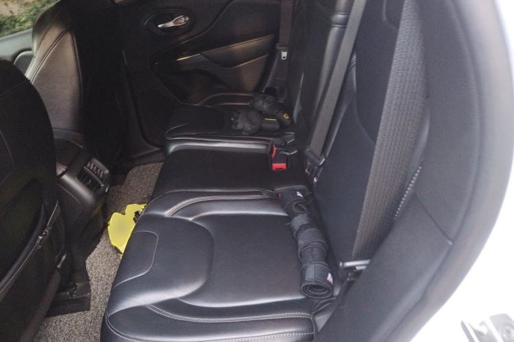 Used Jeep Cherokee 2014 2.4L Luxury Edition Left Rear Seat