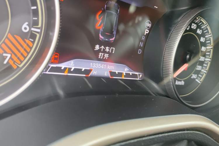 Used Jeep Cherokee 2014 2.4L Luxury Edition Odometer Close Up