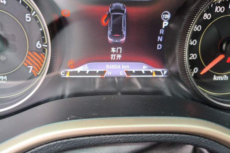 Used Jeep Cherokee 2014 2.4L Luxury Edition Odometer Close Up