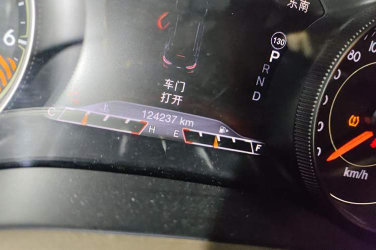 Used Jeep Cherokee 2014 2.4L Luxury Edition Odometer Close Up