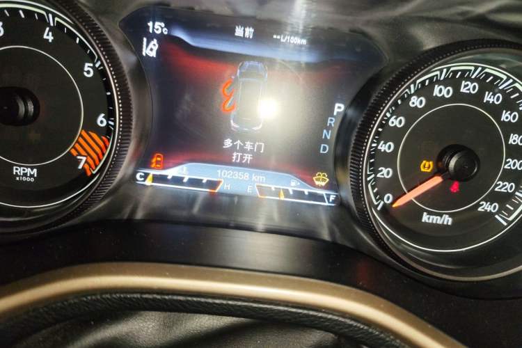 Used Jeep Cherokee 2014 2.4L Luxury Edition Odometer Close Up