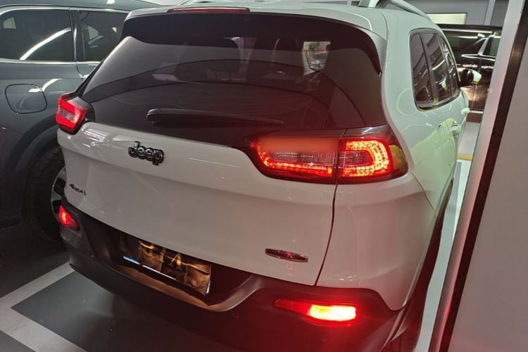 Used Jeep Cherokee 2014 2.4L Urban Edition Rear Right 45 Deg