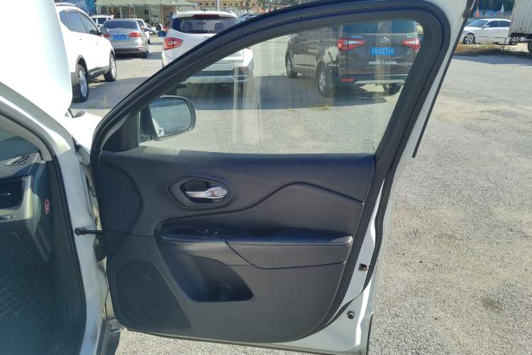 Used Jeep Cherokee 2014 2.4L Luxury Edition Right Front Door Interior