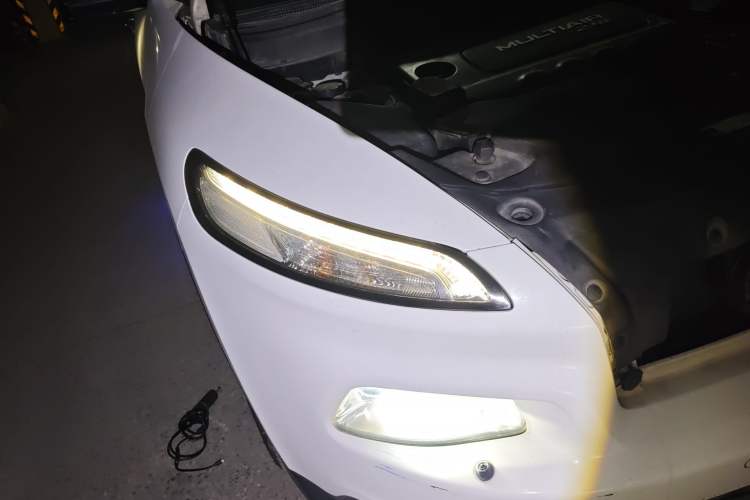 Used Jeep Cherokee 2014 2.4L Luxury Edition Right Front Headlight
