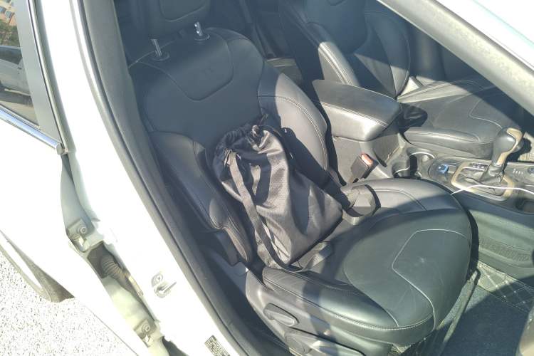 Used Jeep Cherokee 2014 2.4L Luxury Edition Right Front Seat