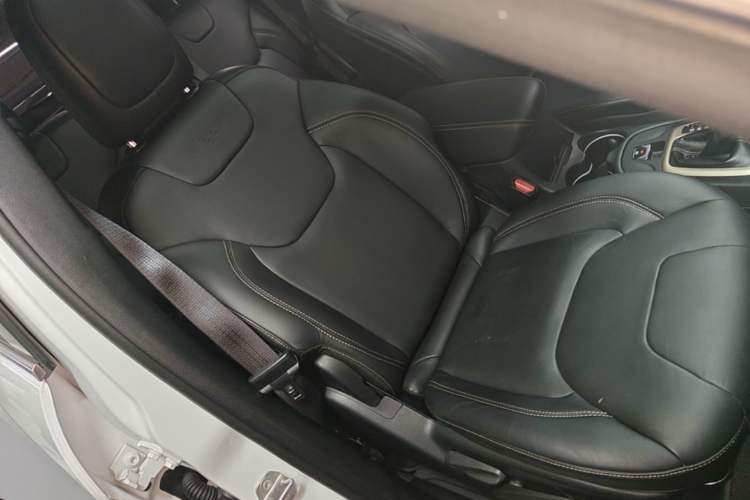 Used Jeep Cherokee 2014 2.4L Urban Edition Right Front Seat