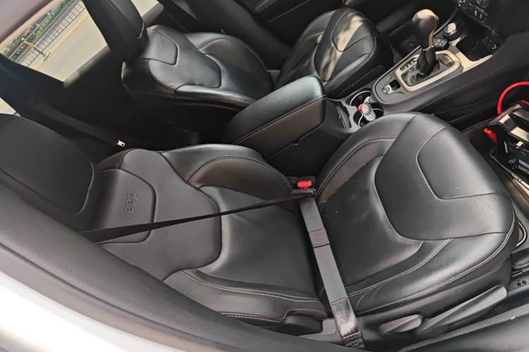 Used Jeep Cherokee 2014 2.4L Luxury Edition Right Front Seat