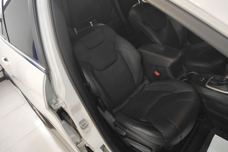 Used Jeep Cherokee 2014 2.4L Luxury Edition Right Front Seat