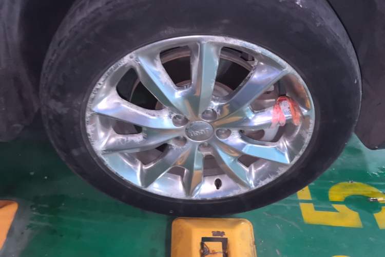 Used Jeep Cherokee 2014 2.4L Luxury Edition Right Front Wheel Hub