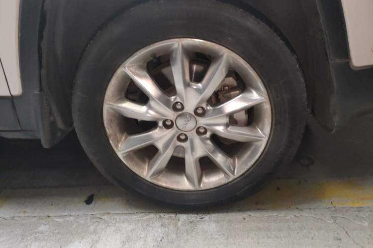 Used Jeep Cherokee 2014 2.4L Elite Edition Right Front Wheel Hub
