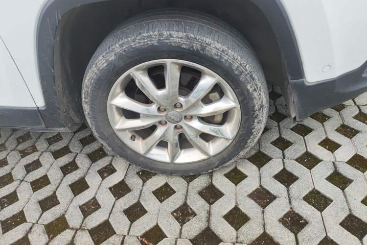 Used Jeep Cherokee 2014 2.4L Luxury Edition Right Front Wheel Hub