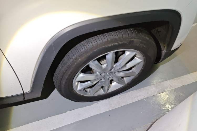 Used Jeep Cherokee 2014 2.4L Luxury Edition Right Front Wheel Hub