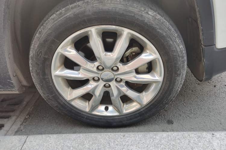 Used Jeep Cherokee 2014 2.4L Luxury Edition Right Front Wheel Hub