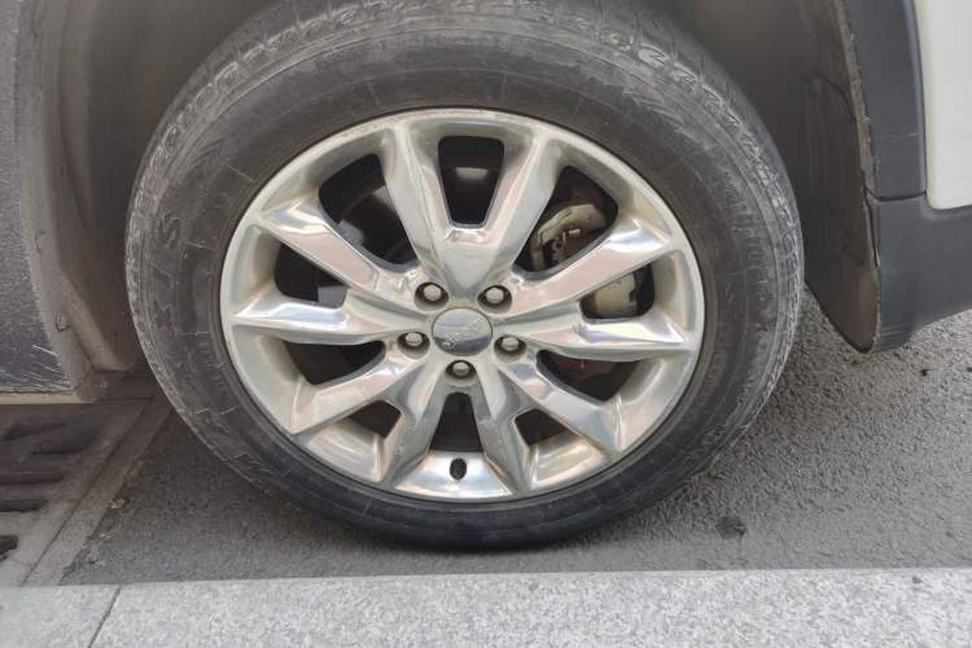 Used Jeep Cherokee 2014 2.4L Luxury Edition Right Front Wheel Hub