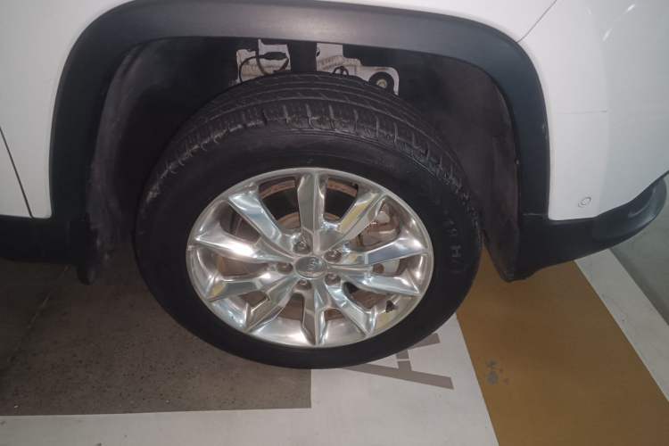 Used Jeep Cherokee 2014 2.4L Elite Edition Right Front Wheel Hub