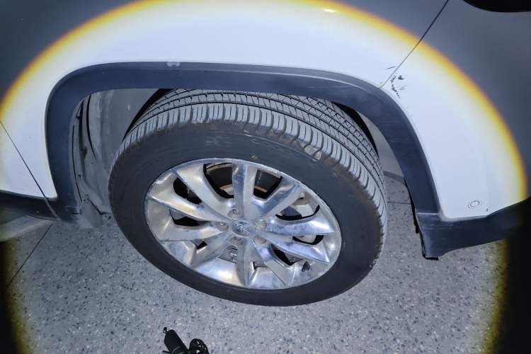 Used Jeep Cherokee 2014 2.4L Luxury Edition Right Front Wheel Hub