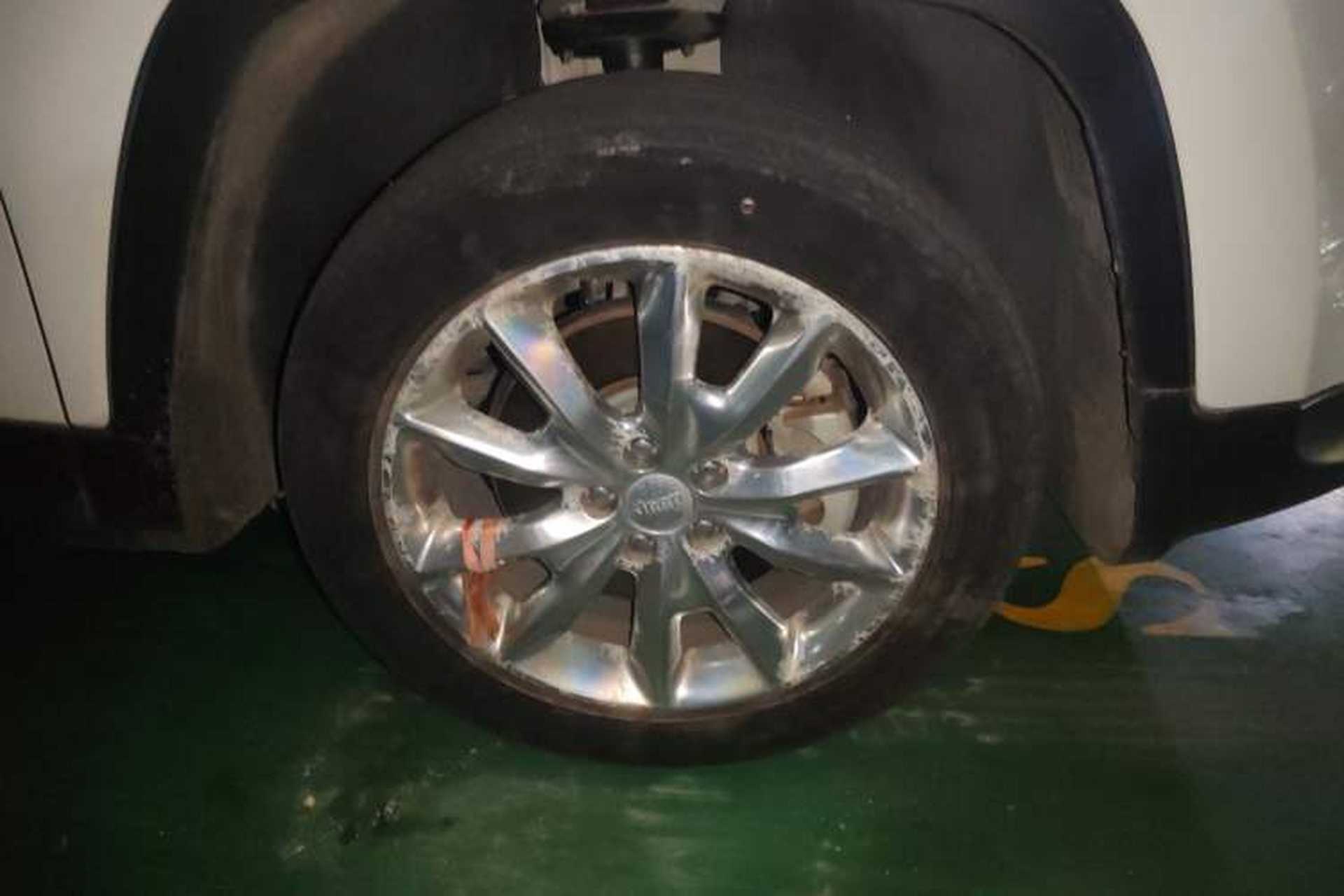 Used Jeep Cherokee 2014 2.4L Luxury Edition Right Front Wheel Hub