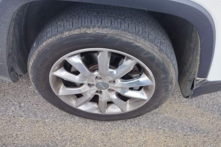 Used Jeep Cherokee 2014 2.4L Luxury Edition Right Front Wheel Hub