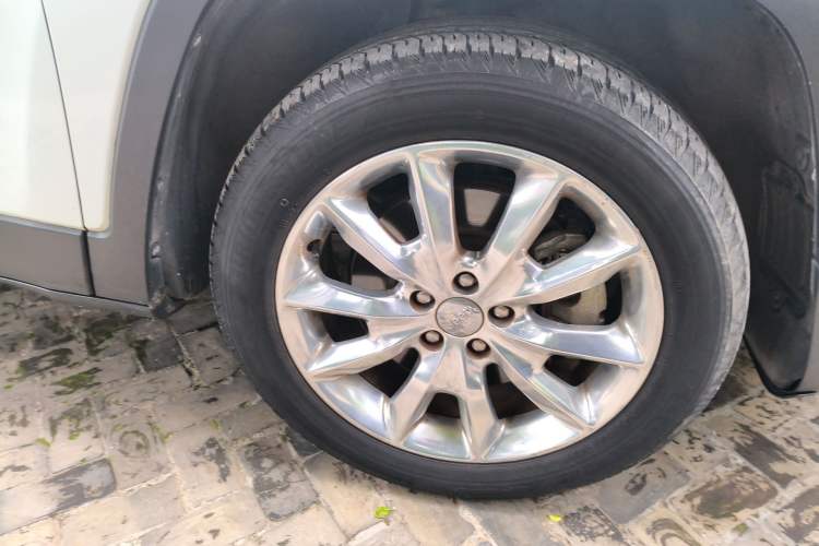 Used Jeep Cherokee 2014 2.4L Luxury Edition Right Front Wheel Hub
