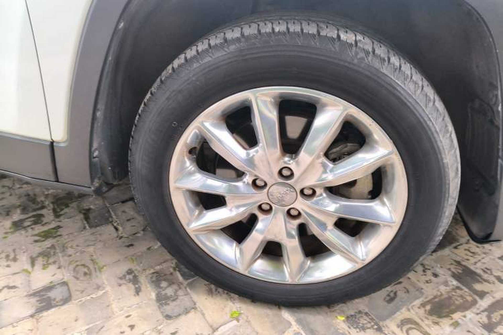 Used Jeep Cherokee 2014 2.4L Luxury Edition Right Front Wheel Hub
