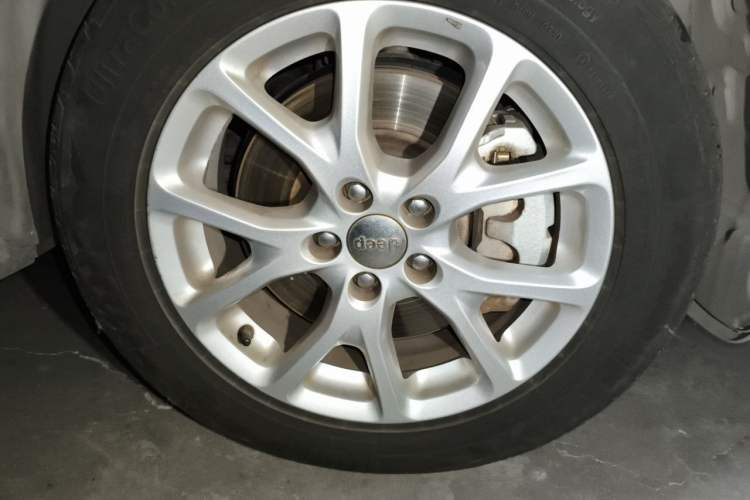Used Jeep Cherokee 2014 2.4L Urban Edition Right Front Wheel Hub