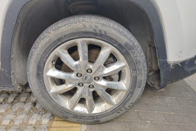 Used Jeep Cherokee 2014 2.4L Luxury Edition Right Front Wheel Hub