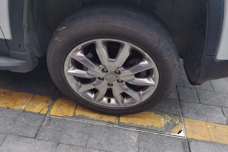 Used Jeep Cherokee 2014 2.4L Elite Edition Right Front Wheel Hub