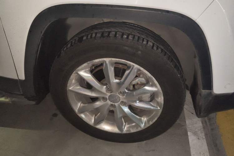 Used Jeep Cherokee 2014 2.4L Luxury Edition Right Front Wheel Hub
