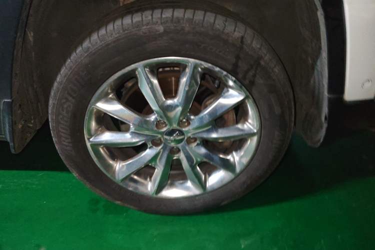 Used Jeep Cherokee 2014 2.4L Elite Edition Right Front Wheel Hub