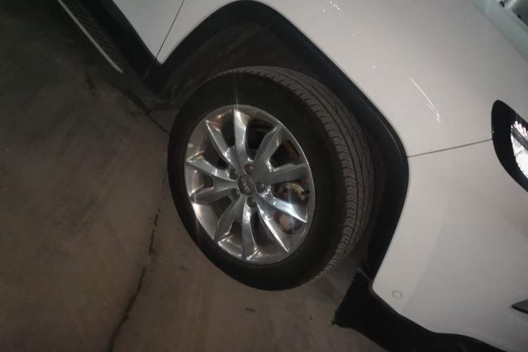 Used Jeep Cherokee 2014 2.4L Luxury Edition Right Front Wheel Hub