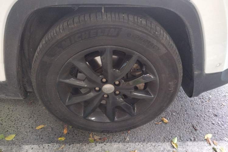 Used Jeep Cherokee 2014 2.4L Luxury Edition Right Front Wheel Hub