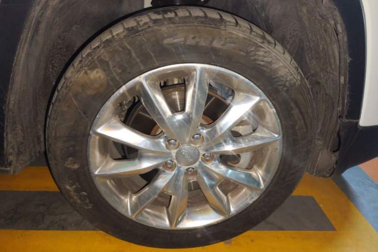 Used Jeep Cherokee 2014 2.4L Luxury Edition Right Front Wheel Hub