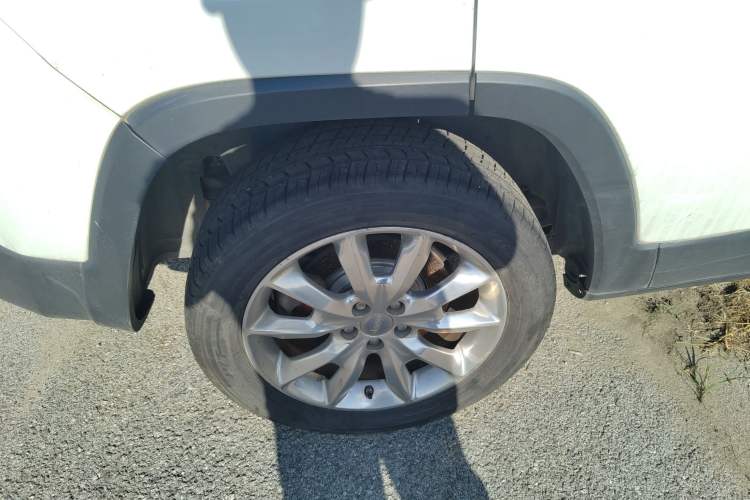 Used Jeep Cherokee 2014 2.4L Luxury Edition Right Rear Wheel Hub