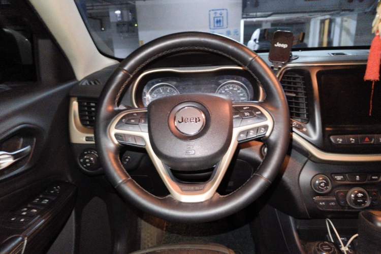Used Jeep Cherokee 2014 2.4L Luxury Edition Steering Wheel