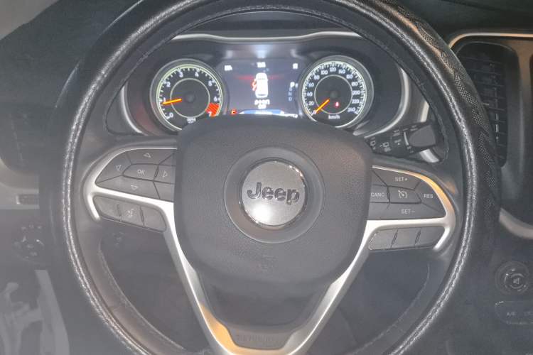 Used Jeep Cherokee 2014 2.4L Luxury Edition Steering Wheel
