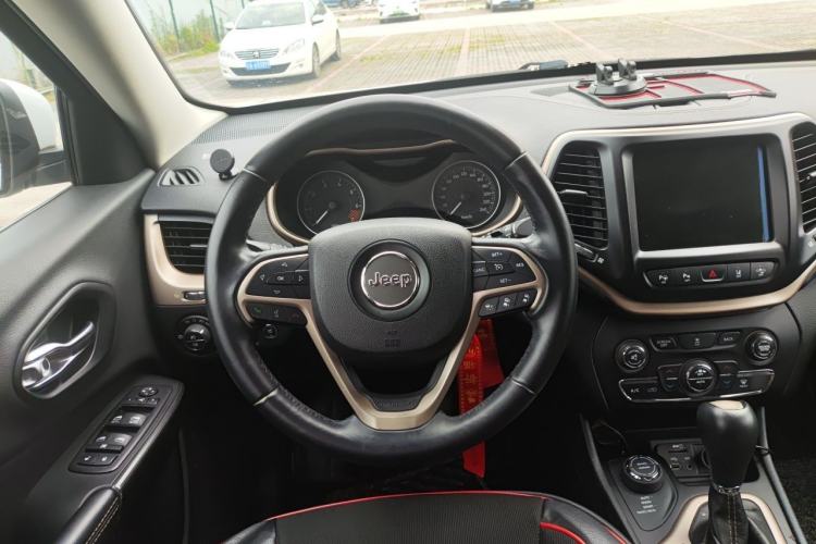Used Jeep Cherokee 2014 2.4L Luxury Edition Steering Wheel