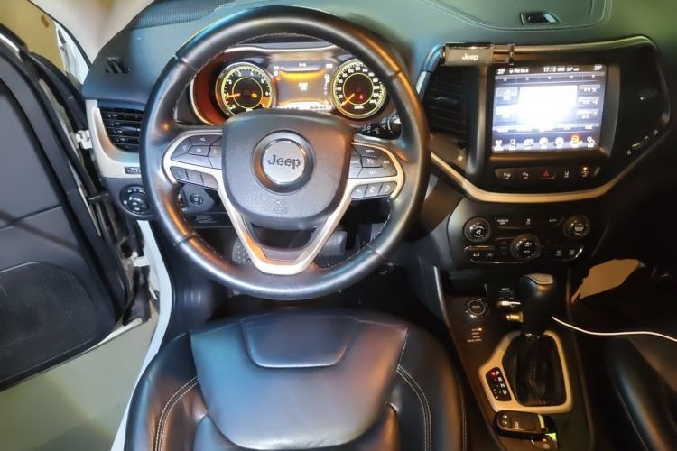 Used Jeep Cherokee 2014 2.4L Luxury Edition Steering Wheel