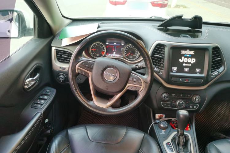 Used Jeep Cherokee 2014 2.4L Luxury Edition Steering Wheel
