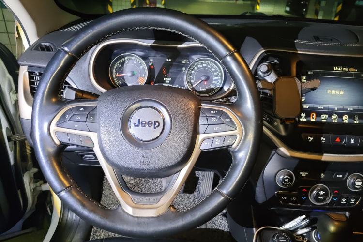 Used Jeep Cherokee 2014 2.4L Luxury Edition Steering Wheel