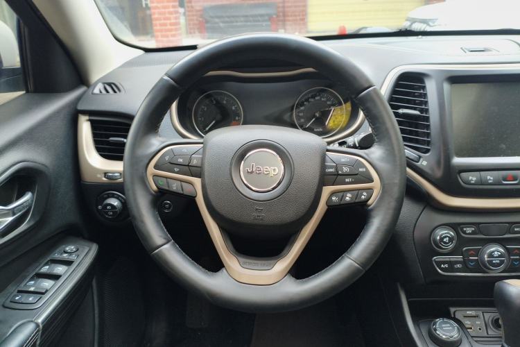 Used Jeep Cherokee 2014 2.4L Luxury Edition Steering Wheel