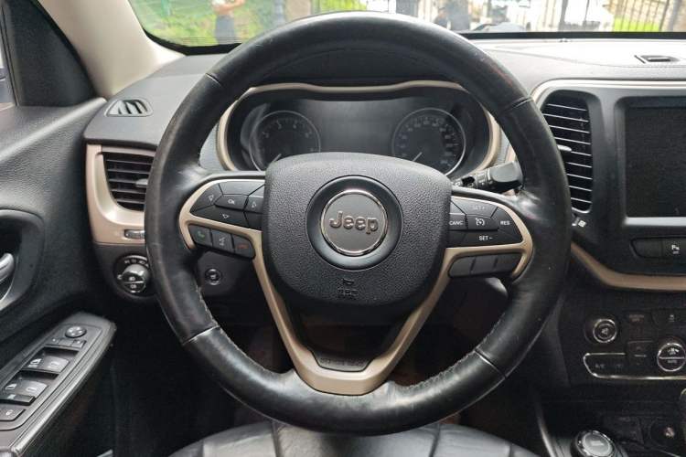 Used Jeep Cherokee 2014 2.4L Luxury Edition Steering Wheel