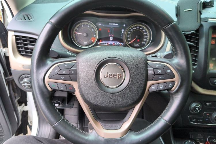 Used Jeep Cherokee 2014 2.4L Luxury Edition Steering Wheel