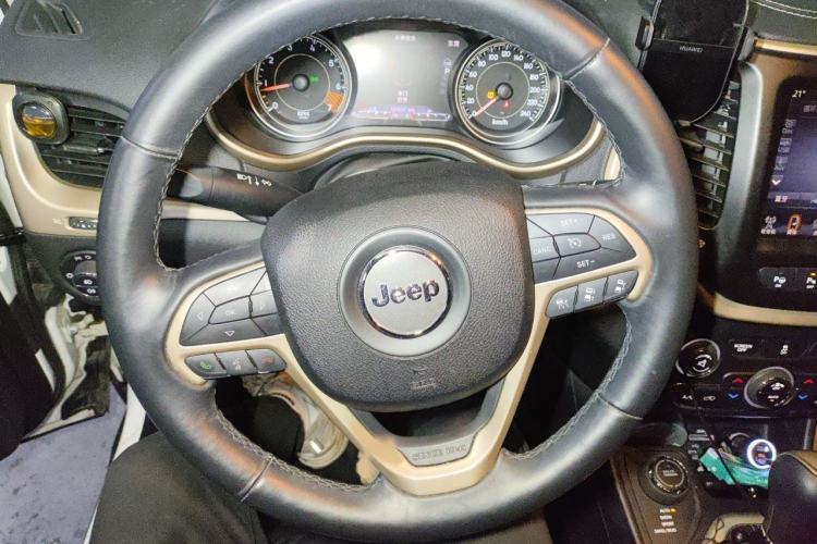 Used Jeep Cherokee 2014 2.4L Luxury Edition Steering Wheel