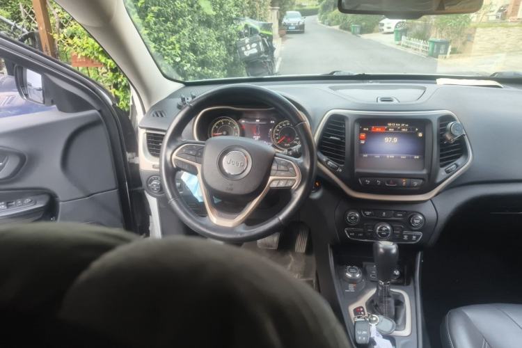 Used Jeep Cherokee 2014 2.4L Luxury Edition Steering Wheel